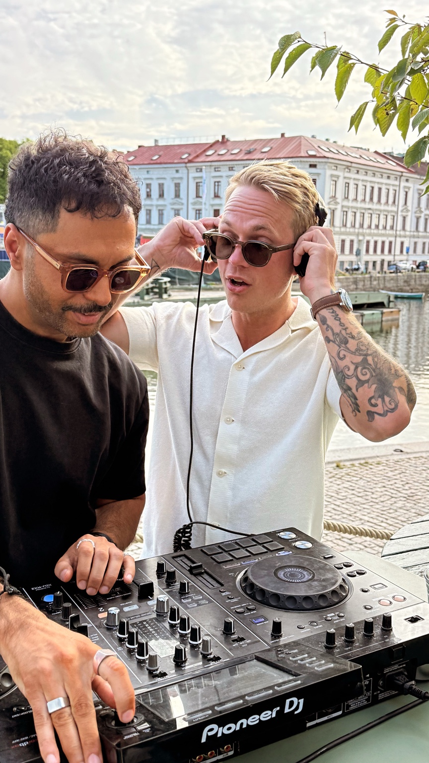 Merano spelar ett DJ-set vid vattnet tillsammans med en gäst
